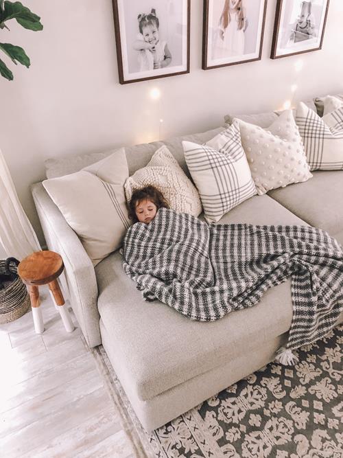 big-cozy-throw-pillows-on-comfy-couch-with-blanket