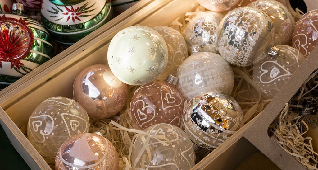 pretty-holiday-decor-in-box