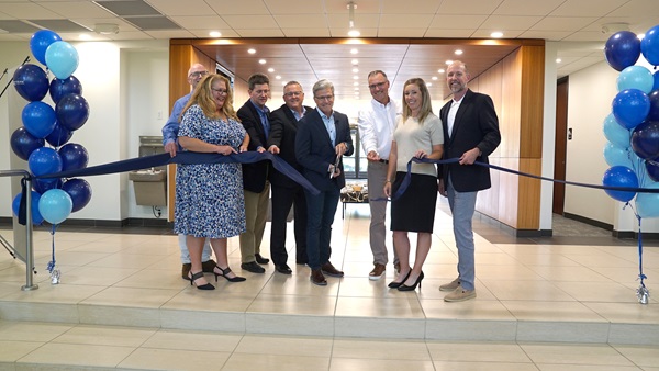 waterstone-mortgage-executives-cutting-ribbon-brookfield-wisconsin