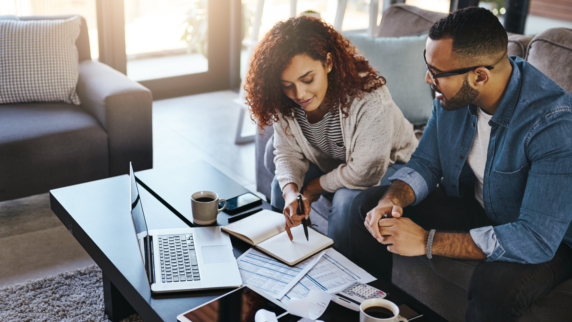 couple-making-mortgage-decision-volatile-rate-market