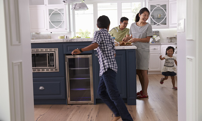 familiy-of-four-playing-new-kitchen-blue-island