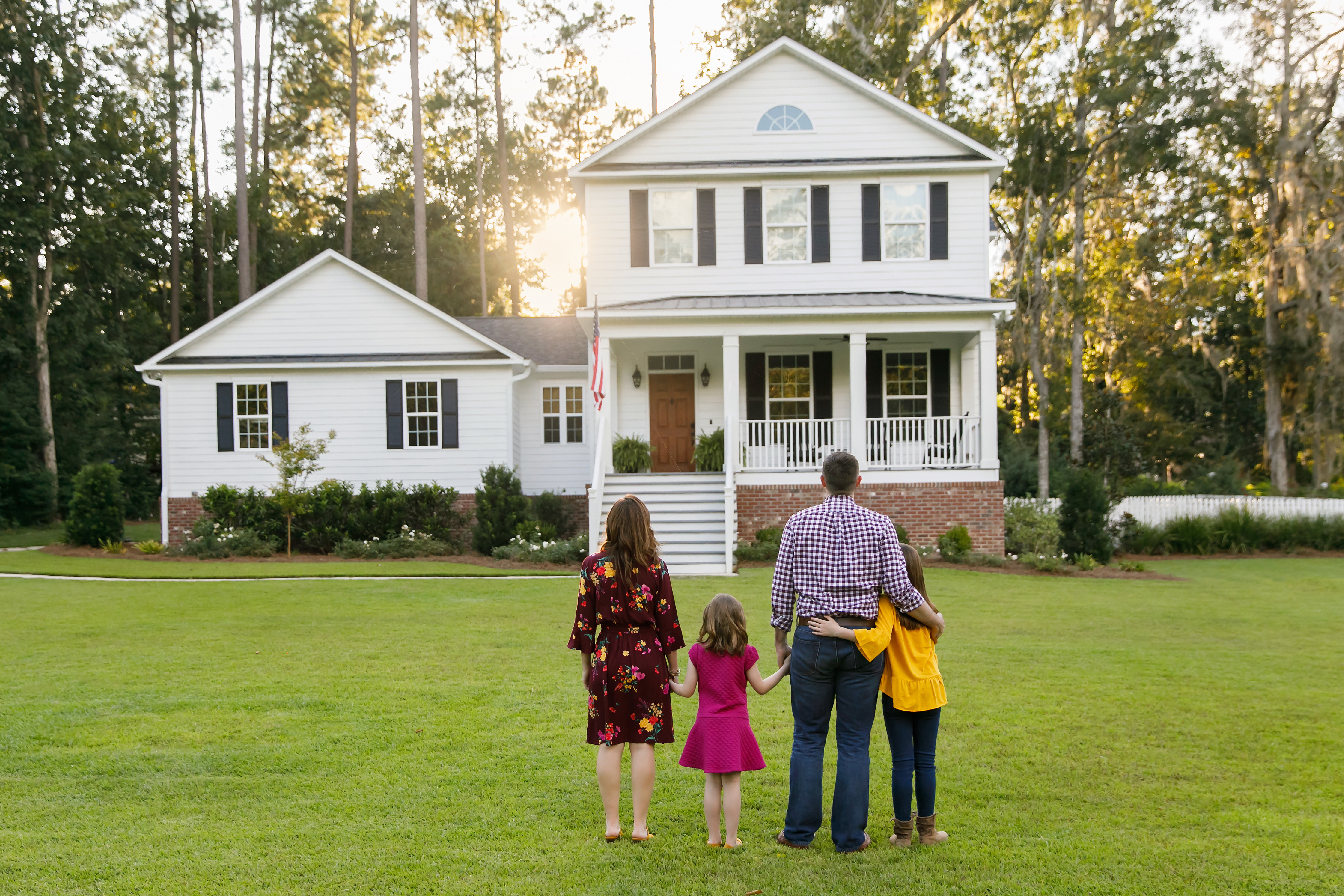 family-house-shopping-using-lock-shop-platinum-credit-approval